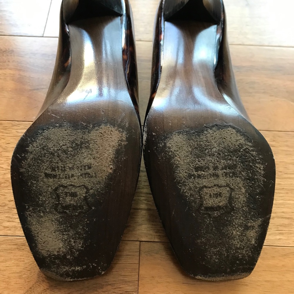 Stuart Weitzman Pantent Tortoise Pump - Picture 2 of 4